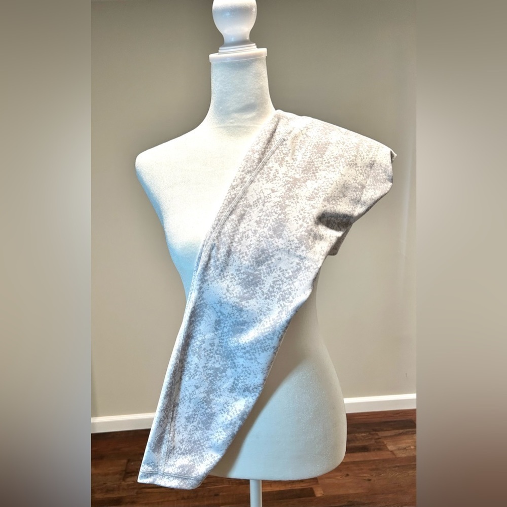 WOMEN’S RBX ATHLETIC LEGGINGS | WHITE & GRAY SNAKE SKIN PRINT - Picture 2 of 6